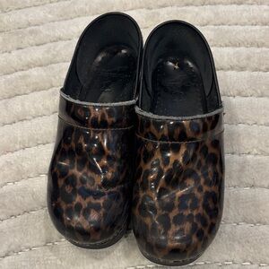 Women’s  Leopard Print Slip-On Clogs - Black/Brown